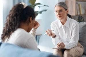 Therapist talks to woman during a motivational interviewing treatment session